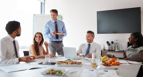 ¿Cómo mantener a los empleados motivados y comprometidos? Tres de cada cuatro trabajadores apuestan por el “Food delivery corporativo”