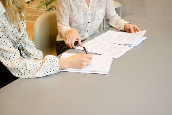 Dos mujeres firmando contratos laborales electrónicos 