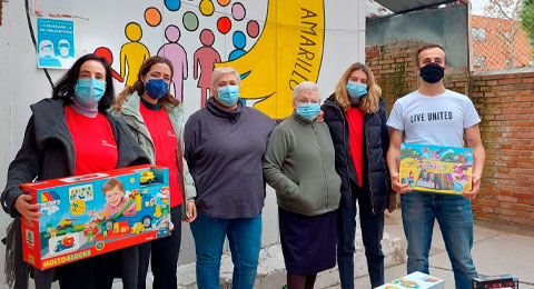 Los empleados de Lilly entregan cientos juguetes para niños de Madrid en riesgo de exclusión
