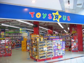 Toys 'R' Us abre tienda 45 en que generará empleos