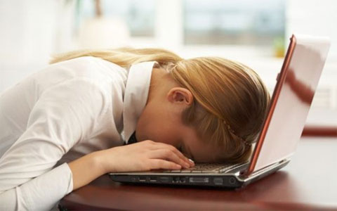 La falta de sueño de los españoles afecta a su cansancio y productividad laboral