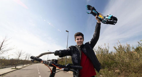 El estudiante de Bioingeniería que fabricó su propia prótesis con piezas de LEGO se convierte en embajador de la Fundación Adecco