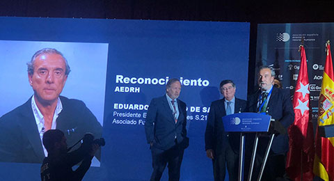 La AEDRH entrega a Eduardo Vizcaíno, Presidente de Ediciones Digitales S.XXI, un Reconocimiento Especial