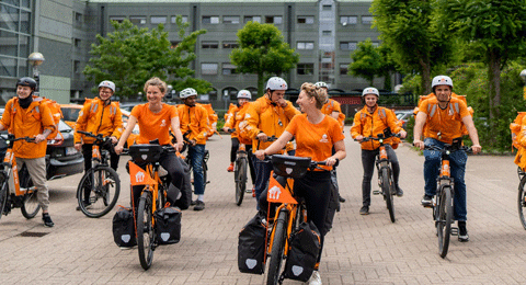 Una iniciativa de employer branding única: Just Eat desafía a dos ciclistas a hacer el delivery más largo de Europa en bicicleta