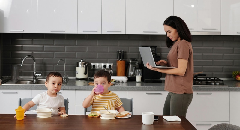 mujer trabajadora hijos