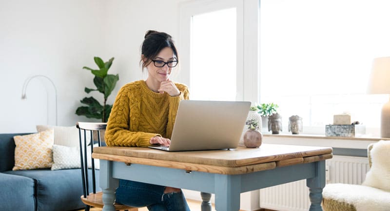 teletrabajo ordenador mujer