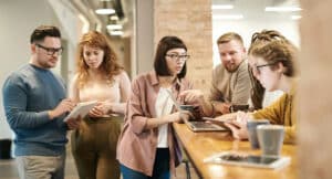 empleados oficina hablando