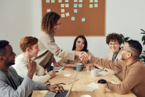 feliz-equipo-oficina-
