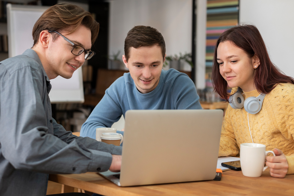 joven-equipo-gen-z-millenials