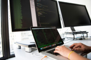 talento-tecnologico-ordenador-IT