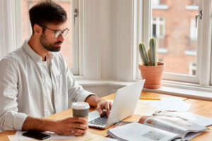 teletrabajo-ordenador-trabajo-hibrido