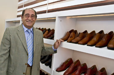 Masaltos.com se alía con un artesano jubilado para crear su nueva línea de calzado de lujo