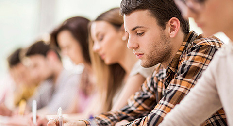 Más de 150.000 becas de estudio, prácticas y emprendimiento juvenil gracias a Banco Santander