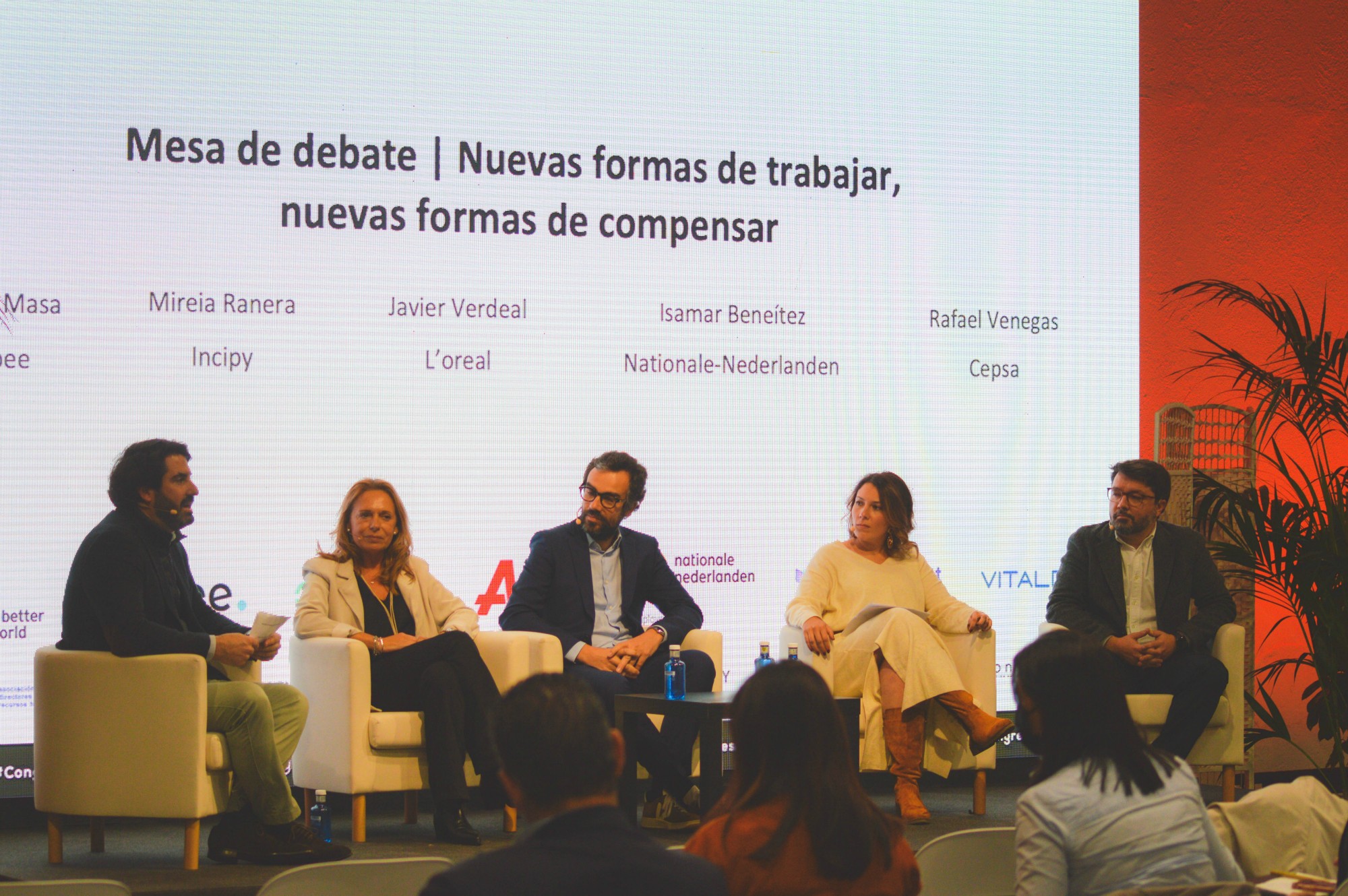 Mesa redonda - Cobee