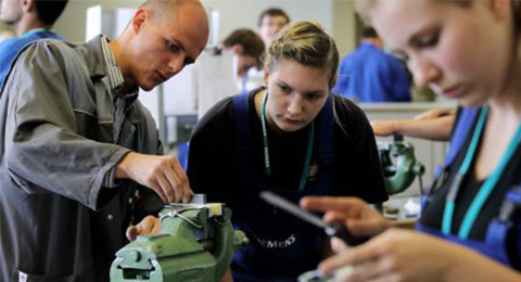 Más de un millón de jóvenes españoles optan por la formación profesional en 2021-2022