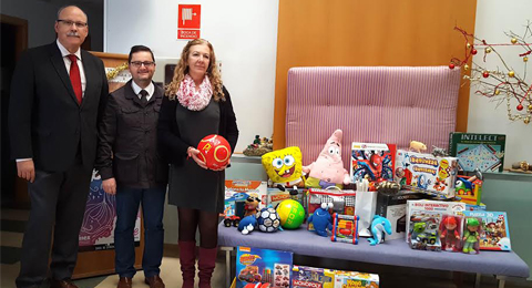 MC MUTUAL entrega a YMCA, de Valladolid, los juguetes recogidos en su campaña de Navidad