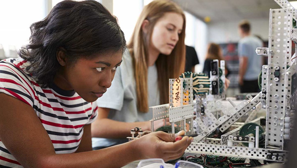 Niñas conociendo la ciencia Endesa