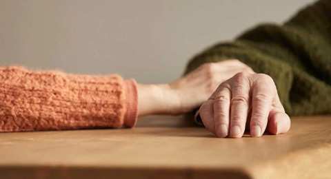 "Un abrazo por el Alzheimer", la campaña que apoya proyectos de investigación de esta enfermedad