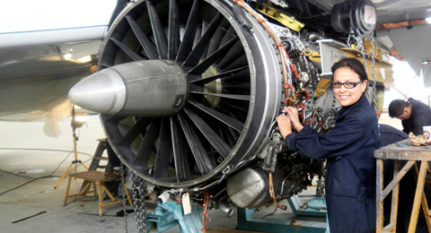 Trabajo conjunto para incorporar talento femenino al sector del mantenimiento de aviones