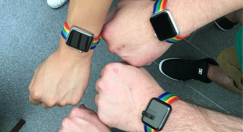 Apple celebra el Orgullo gay regalando correas multicolor a sus empleados