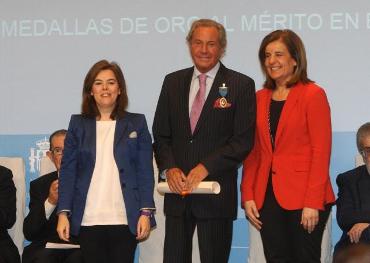 Medalla de Oro al Mérito en el Trabajo para varios empresarios y para el actor Arturo Fernández