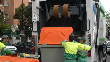 Los empleados de recogida de basuras de Madrid, en huelga indefinida desde el día 15