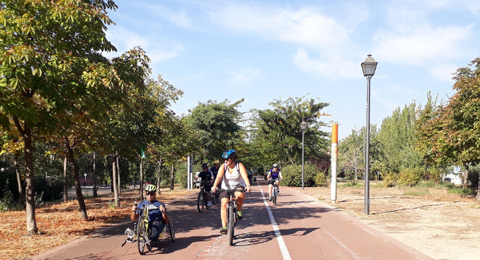Jóvenes y niños con discapacidad recorren Madrid en bici