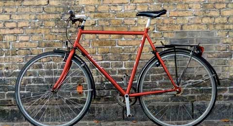 Recogida solidaria de bicicletas en la Gran Vía de Madrid