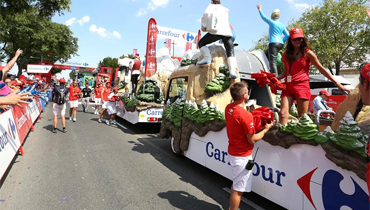 Miles de trabajadores de Carrefour participan en la vuelta ciclista a España