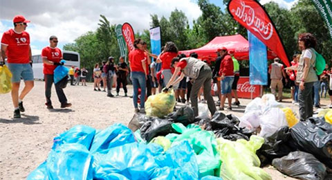 Los empleados de Coca-Cola participan en 'Litter Athlon', limpiando diversos entornos naturales en España
