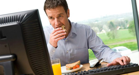 Comer delante del ordenador puede causar sobrepeso