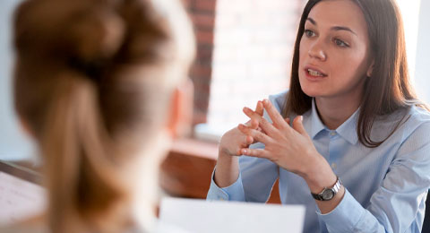 ¿Tienes que comunicar malas noticias a tu equipo? Descubre cómo hacerlo de manera asertiva en el entorno laboral