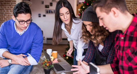 Los jóvenes prefieren las redes sociales y las páginas web corporativas para encontrar empleo