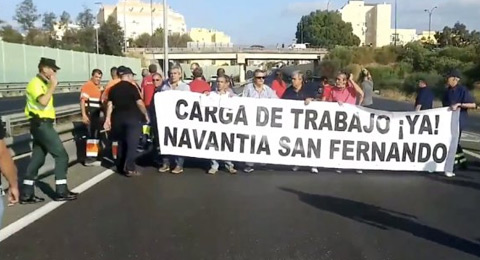 Trabajadores de Navantia cortan una autovía en Cádiz ante posible pérdida del contrato con Arabia