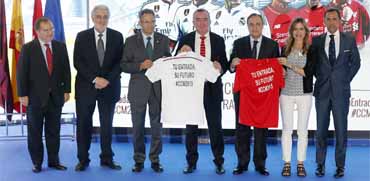 El Corte Inglés y Fundación Real Madrid equipan a 20.000 niños en la vuelta al cole