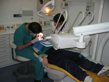 El Consejo General de Dentistas pide instaurar el 'numerus clausus' en las facultades