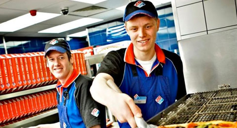 Domino's Pizza abre su segunda tienda en Sevilla: nuevos puestos de trabajo y apoyo a los proyectos de acción social de Cáritas