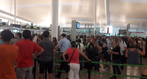 Colas de más de una hora en la primera jornada de huelga en El Prat