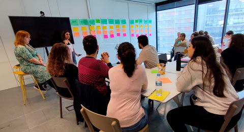 ¿Qué empresa tecnológica cuenta con un 34,4% de mujeres en su plantilla?