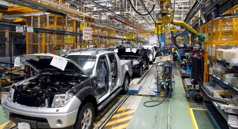 Nissan y sindicatos pactan un recorte de 600 empleos en Barcelona