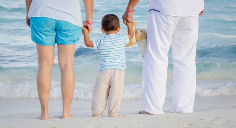 Holaluz se adelanta a la legislación: equipara los permisos de paternidad y maternidad de todo su equipo