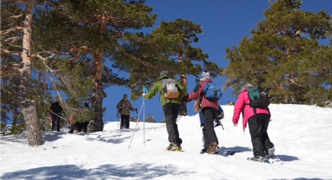 Jornada de raquetas de nieve en Madrid para jóvenes con discapacidad