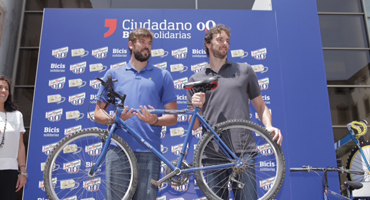 Pau y Marc Gasol entregan 150 bicicletas para fines sociales