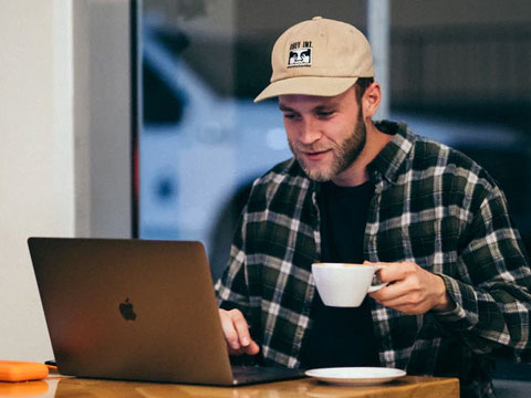 ¿Qué director general teletrabaja con una gorra puesta?