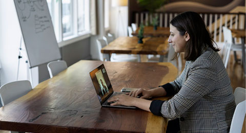 ¿Teletrabajas habitualmente? Toma nota de estos consejos para evitar malos hábitos posturales