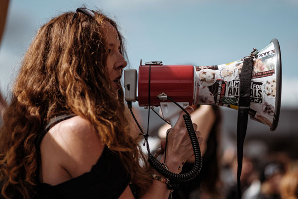 Manifestación discurso megáfono