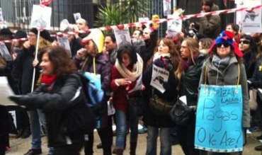 Los trabajadores de Intereconomía se manifiestan ante la sede de la cadena