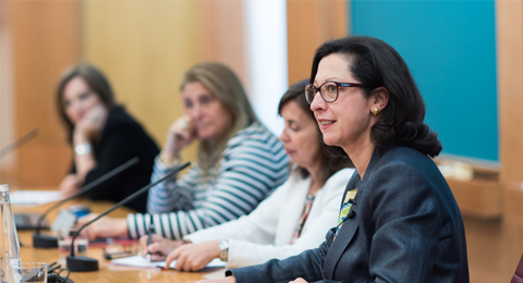 Las mujeres ganan más en una promoción interna que cambiando de empresa