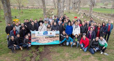 Los trabajadores de Aguas Font Vella y Lanjarón adecuan un espacio natural en Sigüenza