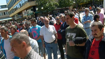 Las plantillas de Sniace y Golden Line unen sus protestas en el Ayuntamiento de Torrelavega